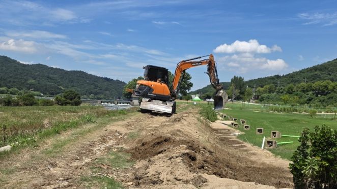광산구는 지난 1일 극한 호우로 피해 본 서봉파크골프장의 시설물 복구작업을 실시하고 있다.