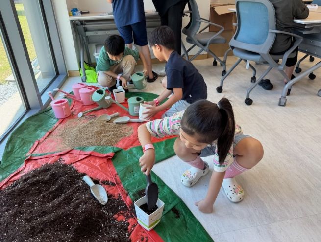 밀양 네이처 에코리움에서 진행된 2025년 하계방학 밀양형 아이키움 배움터 새싹 화분 만들기 프로그램 활동 사진
