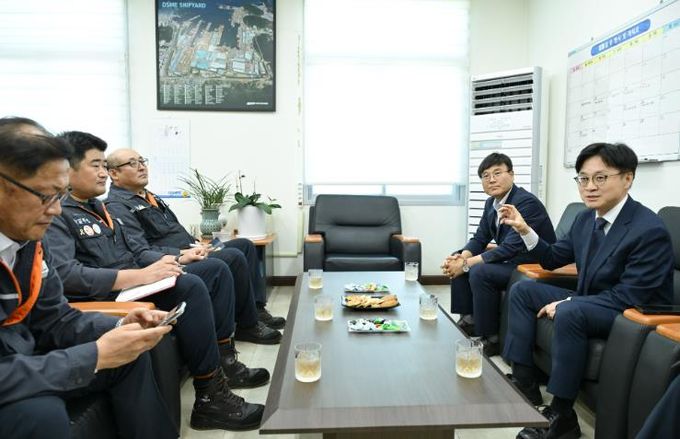 변광용 거제시장, 한화오션 찾은 김정관 산업부 장관에 ‘외국인 쿼터제 개편’건의