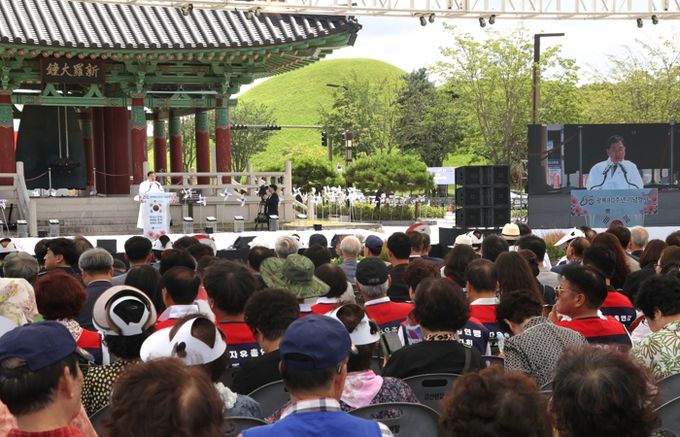 15일 경주시 봉황대와 신라대종 앞에서 열린 ‘광복 80주년 8·15 광복절 기념행사’에 시민들과 내빈들이 주낙영 경주시장의 경축사를 경청하고 있다.