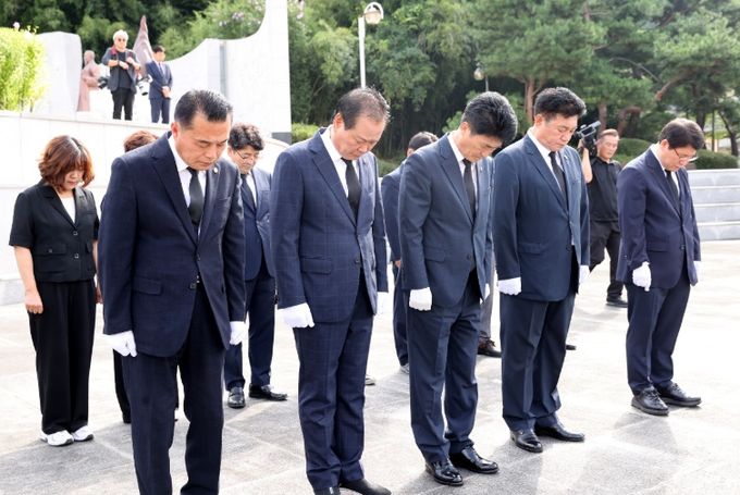충북도의회 제80주년 광복절 맞아 순국선열 참배