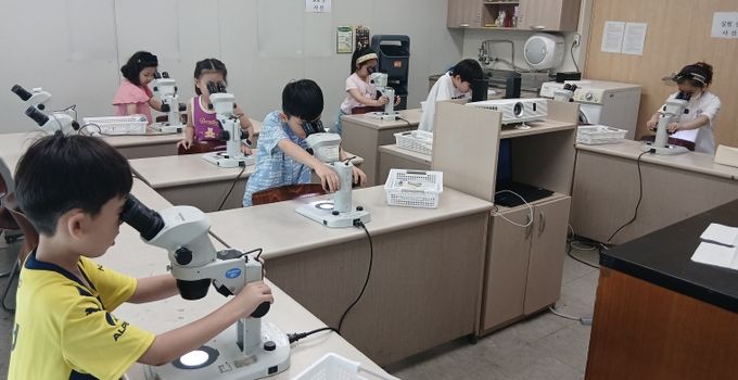 경상국립대학교 어린이생명과학교육원 수업 장면.