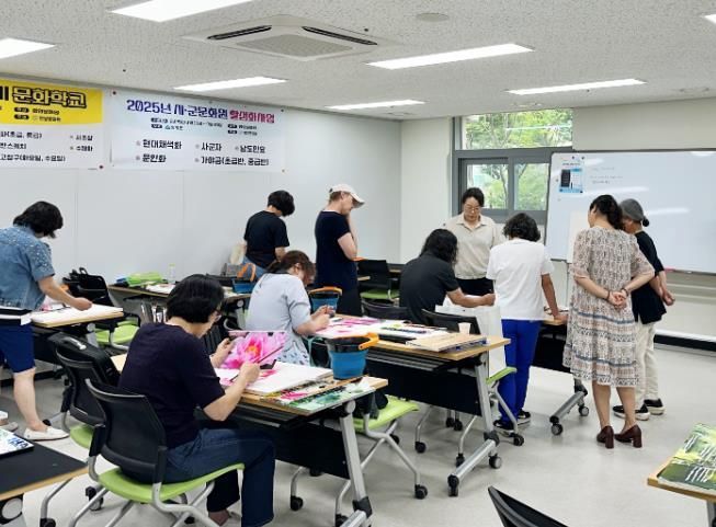 함양문화원 문화학교에 참여한 지역민들이 수채화 수업을 받고 있다.