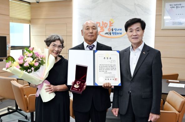 안병구 밀양시장이 20일 시장실에서 6·25전쟁 참전용사 고(故) 장석태 상병의 자녀 장병도 씨에게 화랑무공훈장을 전수한 뒤 기념 촬영을 하고 있다.(사진 왼쪽부터 고(故) 장석태 상병 배우자 김의선 씨, 자녀 장병도 씨, 안병구 시장)