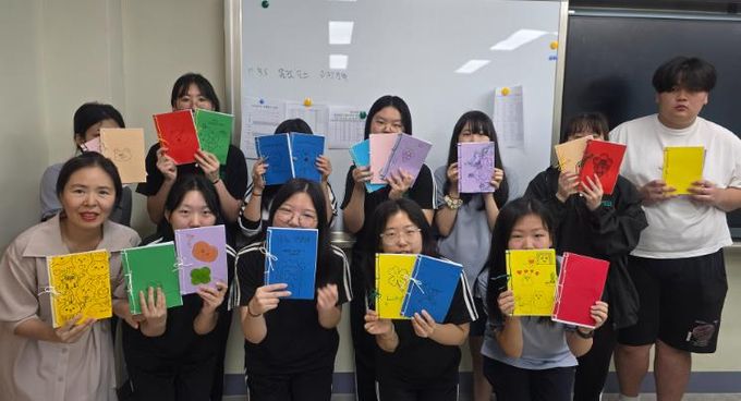 고성군, ‘업사이클링 북바인딩 이면지 노트만들기’ 프로그램 운영