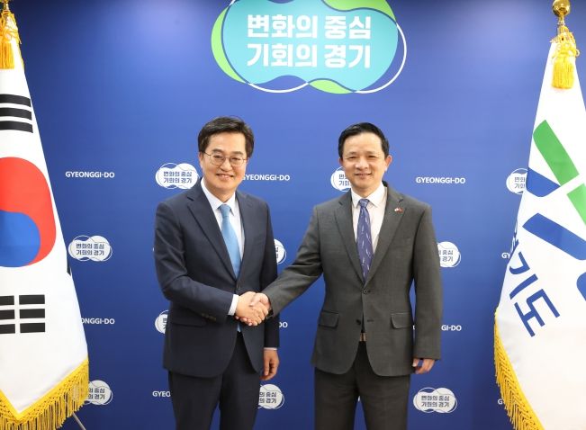 21일 오후 김동연 도지사가 서울 중앙협력본부에서 다이빙 주한 중국대사와 기념촬영을 하고있다.