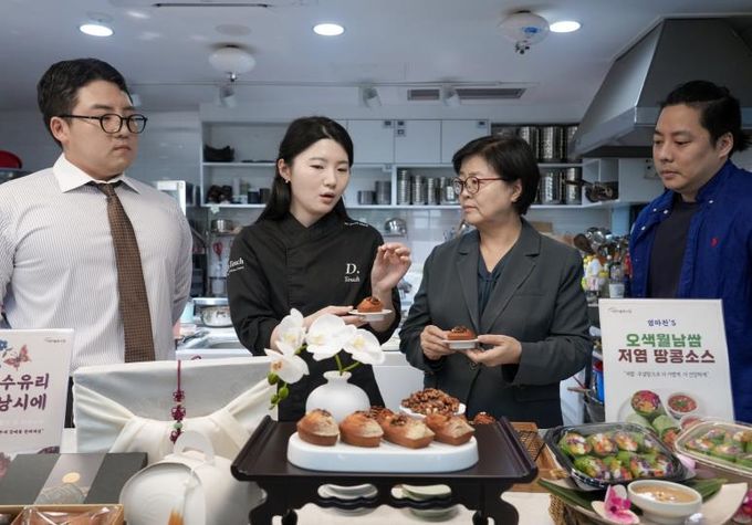 이순희 강북구청장(오른쪽에서 두 번째)이 ‘골목상권 특화메뉴 개발 시식회’에 선보인 음식에 대한 설명을 듣고 있다.