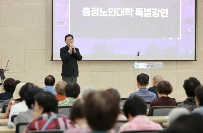 21일 구갈다목적복지회관에서 열린 특강에서 이상일 시장이 참석자의 질문에 답변하고 있다