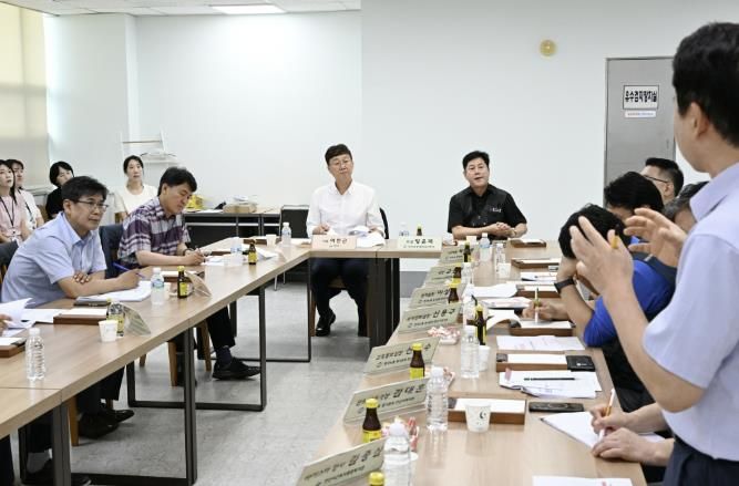 이민근 안산시장(왼쪽 가운데)이 21일 근로자종합복지관에서 열린 간담회에서 참석자의 의견을 경청하고 있다.