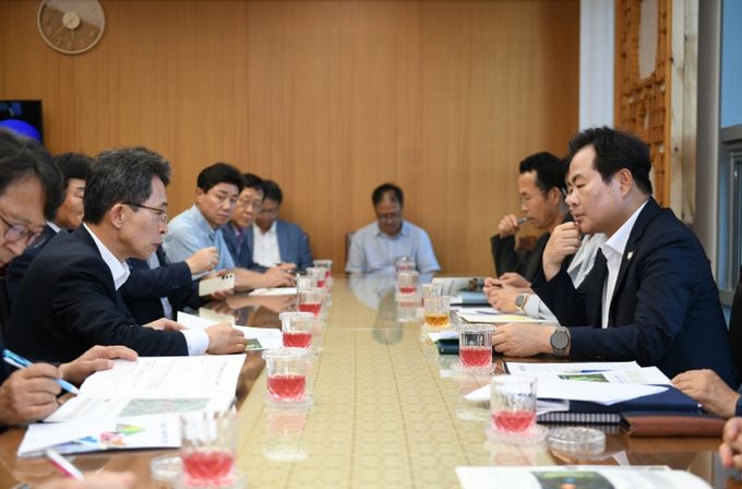 유정근 권한대행이 도비 예산 확보를 위해 주요 현안사업을 설명하고 있다