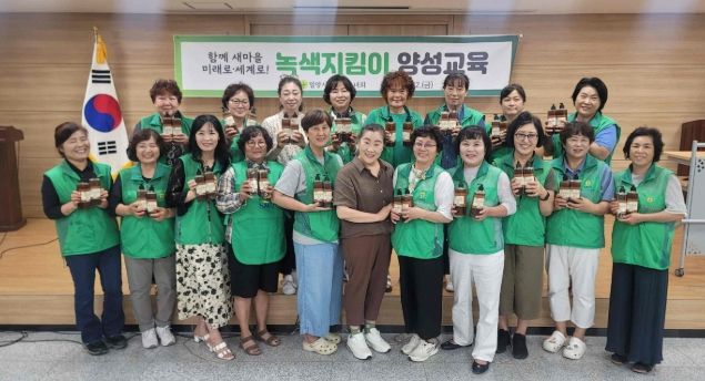 밀양시새마을부녀회가 22일 밀양시 무안농협에서 녹색지킴이 양성교육 후 단체 기념 촬영을 하고 있다.