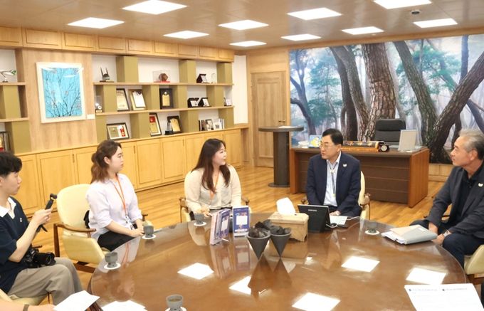 주낙영 경주시장이 동국대 WISE 캠퍼스 학보사 기자들과 청사 대외협력실에서 지역 대학 현안을 주제로 인터뷰를 진행하고 있다.