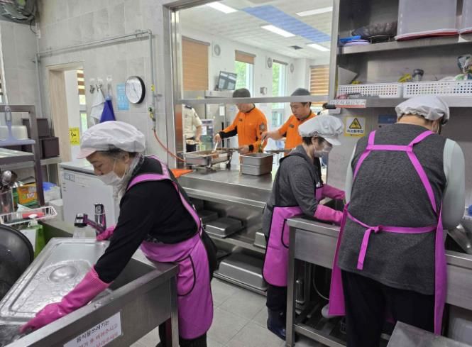 노인일자리 공익형 사업 중 소방서 급식소 운영 업무 지원 및 환경정비 활동 모습