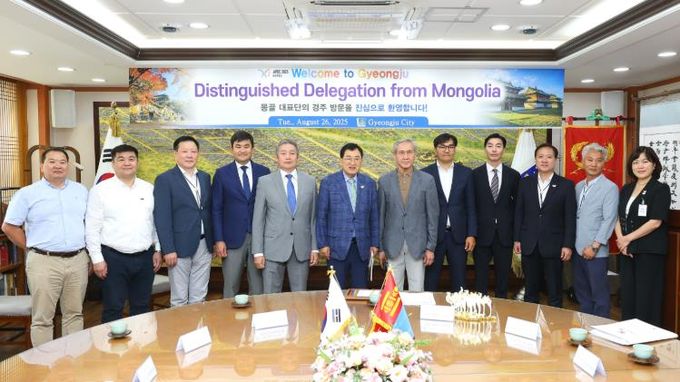 26일 경주시청 대외협력실에서 주낙영 경주시장이 몽골 대표단과 기념촬영을 하고 있다.