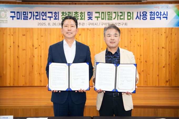 밀가리협약식2(오른쪽 최권수 구미밀가리연구회장 최권수베이커리 대표)