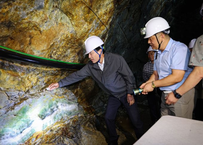 형석 광산 현장 방문