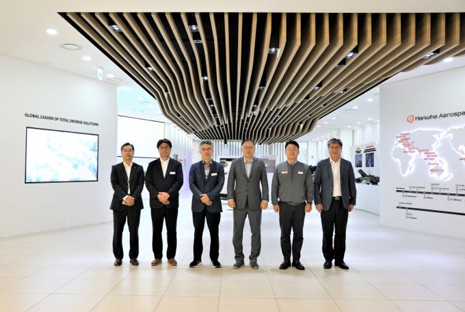한화에어로스페이스 관계자와 기념사진(사진제공=한화에어로스페이스)