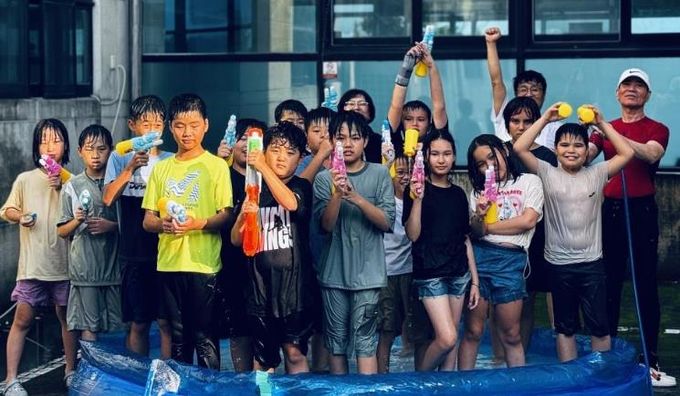 영천시 청소년방과후아카데미 청소년들이 물놀이를 즐기고 있다.