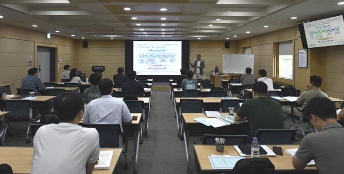 한국재료연구원에서 원자력 기술교육 강좌 진행하는 모습