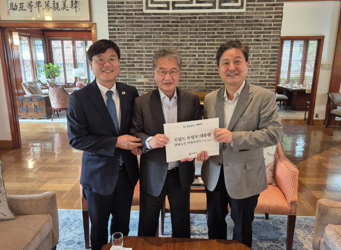 변광용 거제시장, 조셉 윤 주한미국대사대리 만나 트럼프 대통령 한화오션 초청 서한문 전달