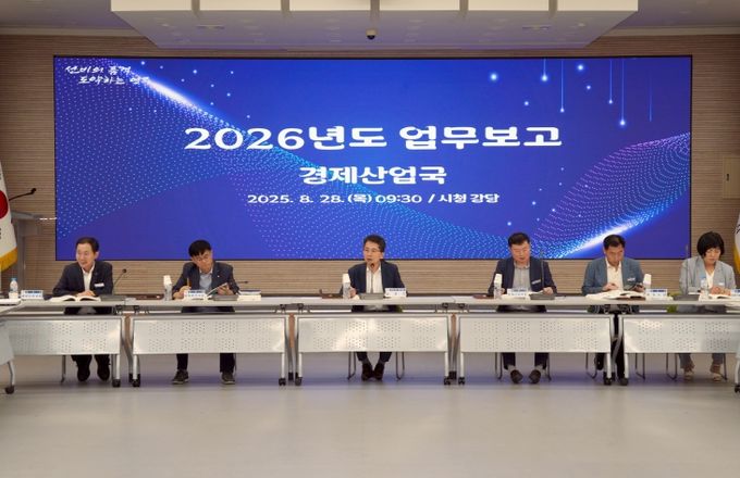 업무보고회에서 유정근 영주시장 권한대행이 발언하고 있다.