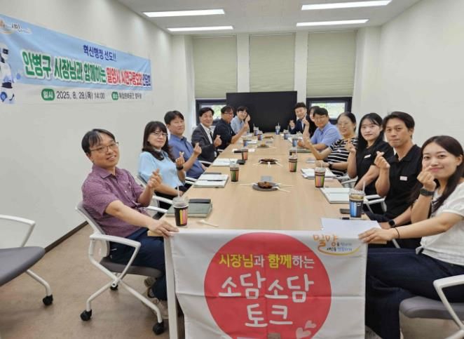 28일 안병구 밀양시장이 복합문화공간 열두달에서 밀양시 AI연구동호회 회원 12명과 소담소담 토크를 진행하고 있다.