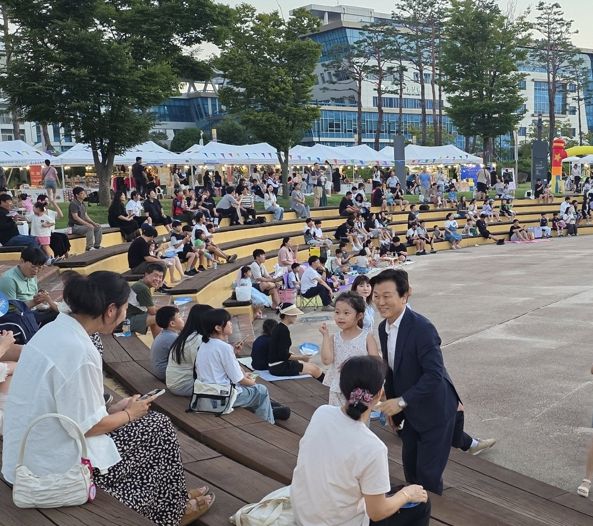 진주시, 여름의 끝자락 … 마지막 달빛영화제와 나이트마켓 성료