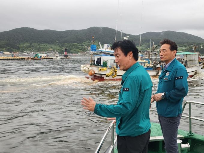 통영시, 6년 만에 발생한 적조에 총력 대응
