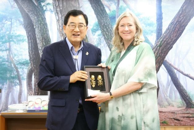 주낙영 경주시장이 1일 경주시장실에서 던 베넷 주한뉴질랜드 대사를 접견한 후 기념촬영을 하고 있다.