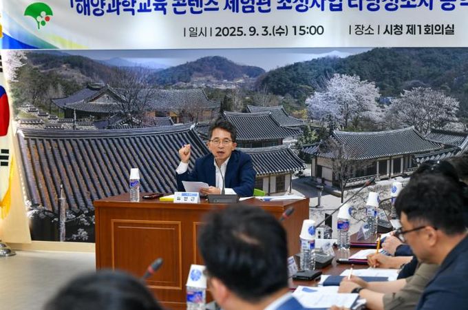유정근 영주시장 권한대행이 참석자들과 논의를 하고 있다.