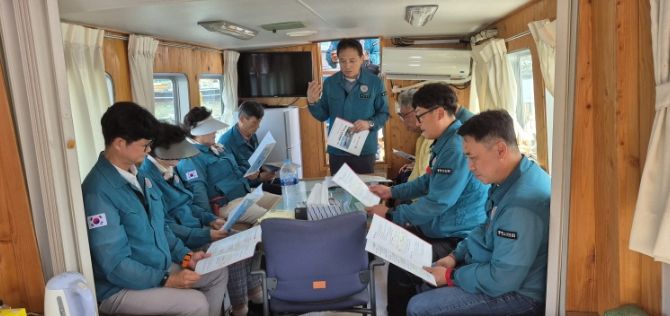 통영시의회, 적조 방제 현장방문..