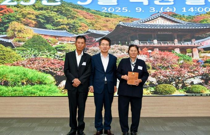 영주시 자랑스러운 시민상을 수상한 이대성,황영숙 부부(가운데 유정근 부시장)