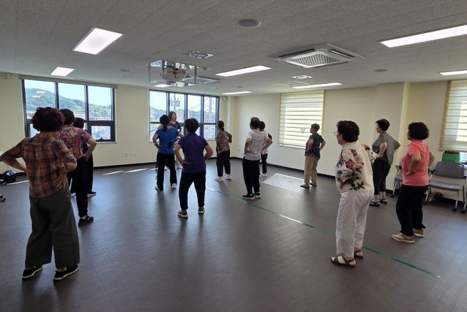 치매안심센터 찾아가는 거제면보건지소 치매예방교실 으쌰으쌰! 아름다운 뇌 청춘 교실_실버체조