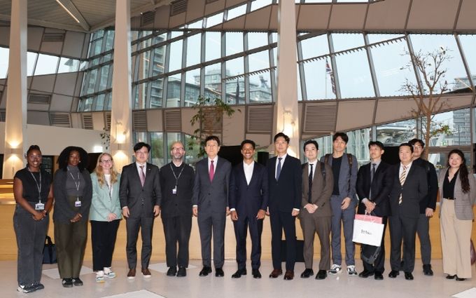 현지시간 3일 런던시청 도시재생 부서를 방문해 도시발전 정책 전략 등을 논의하고 있는 이강덕 포항시장.