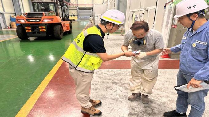 밀양시가 하남일반산업단지 내 민간기업을 방문해 온열 질환 예방 홍보활동을 실시하고 있다.