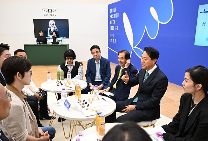 오세훈 서울시장이 5일 오후 DDP에서 열린 ‘2026 S/S 서울패션위크’에서 '한나신 패션쇼' 참석자들과 대화를 나누고 있다.