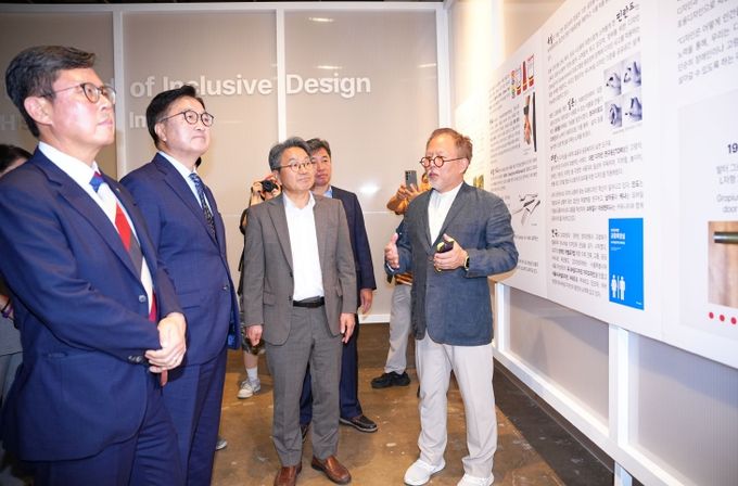 강기정 시장 광주비엔날레 관람