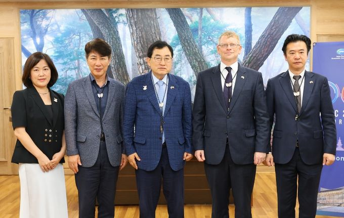 8일 경주시청 시장실에서 열린 접견에서 주낙영 경주시장(왼쪽 세 번째)과 듀이 무어 주부산미국영사관 수석영사(네 번째)가 기념촬영을 하고 있다.