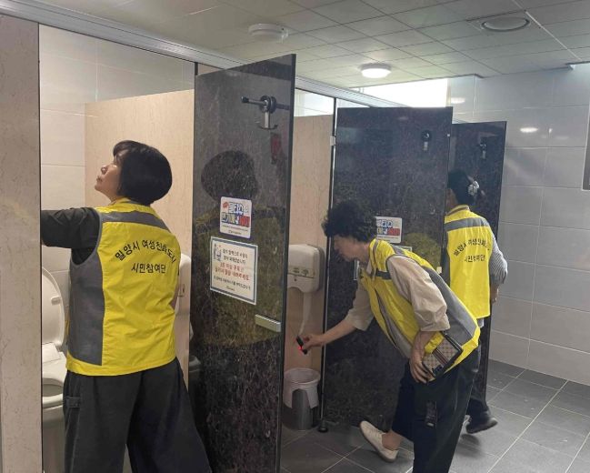 밀양시 여성친화도시 시민참여단이 밀양스포츠센터 여자 화장실에서 불법카메라를 점검하고 있다.