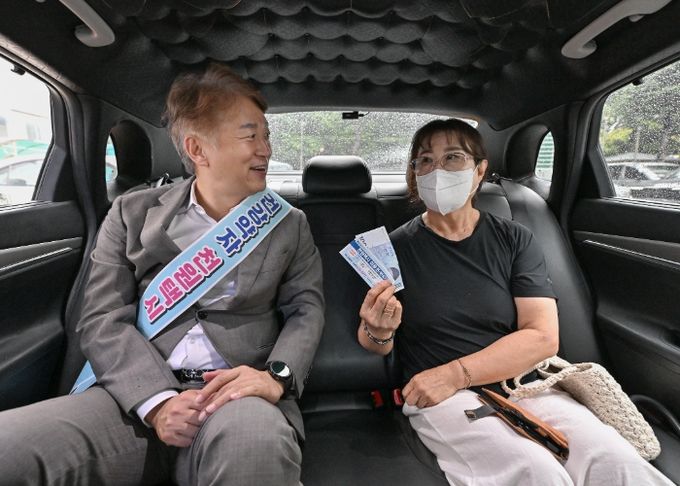 광주 서구(구청장 김이강)는 9일 의료 취약계층의 정기 통원 교통비 부담을 줄이기 위해 운영 중인 '천원택시' 사업이 활발히 추진되며 주민들로부터 큰 호응을 얻고 있다고 밝혔다. 광주 서구 제공