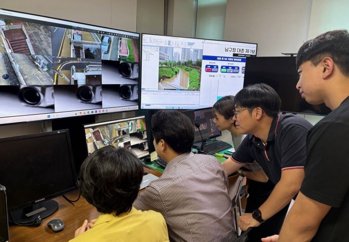 관제실 모니터링 모습 사진
