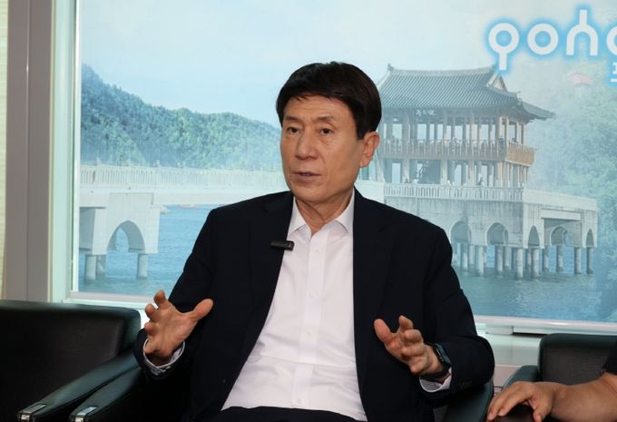 이강덕 포항시장은 10일 시청 브리핑룸에서 이달 초 미국과 유럽 방문 성과를 설명하며 포항 철강산업과 지역경제 살리기 위한 모든 노력을 다하겠다고 밝혔다.