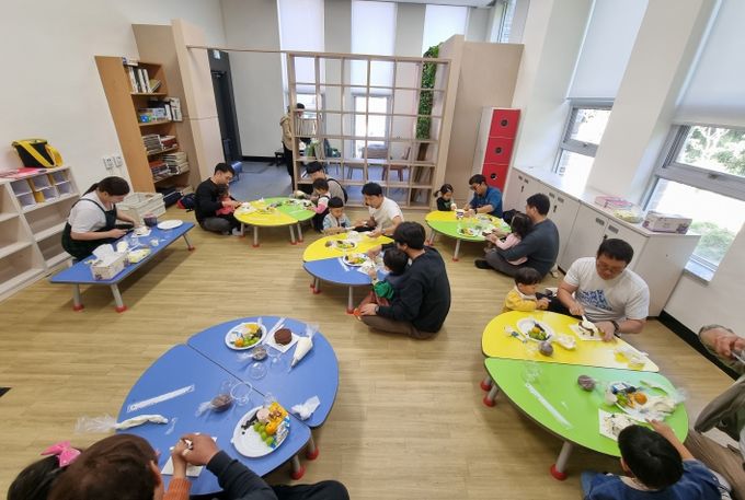 고성군 15인의 아빠단 ‘아빠랑 놀자!’ 우리가족 행복 프로젝트 시작(해당사진은'23년 고성군, ‘함께하는 육아, 놀아주는 아빠’ 프로그램 운영' 사진입니다)