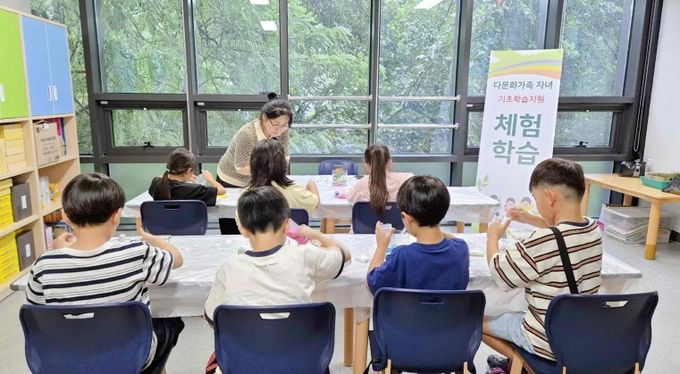 밀양시가족센터, 다문화가족 아동 대상 ‘ 나만의 테라리움 만들기’ 체험학습 진행