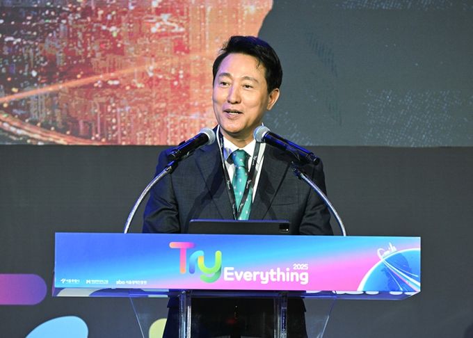 오세훈 서울시장이 11일 동대문디자인플라자(DDP)에서 열린 「트라이 에브리싱 2025」 개막식에서 개회사하고 있다.