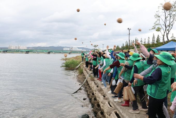 포항시새마을회는 11일 형산강 수상레저타운 물빛마루에서 경주시새마을회와 함께 ‘2025 형산강 살리기 환경 캠페인’을 개최했다.