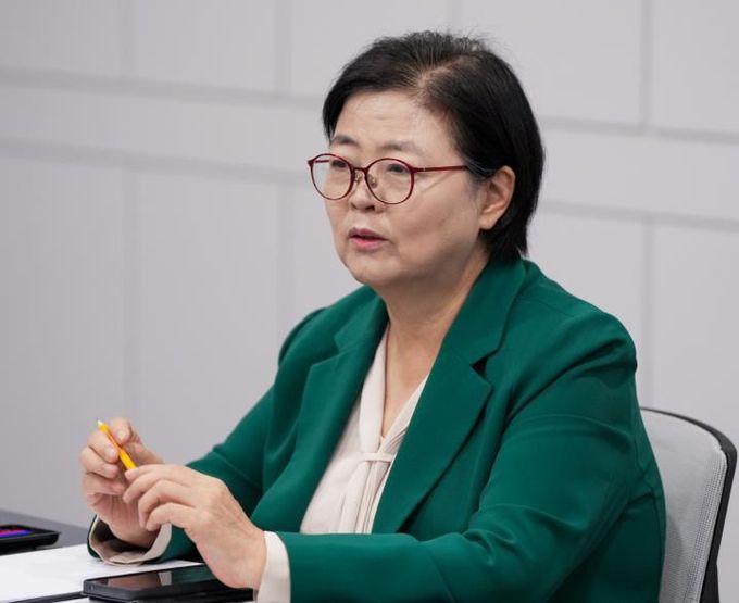 이순희 강북구청장이 지난 2일 청렴추진단 회의에 참석해 직원들과 소통하고 있다.