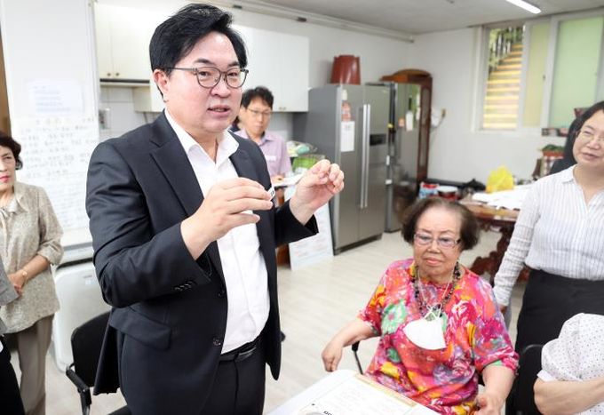 박일하 동작구청장이 지난 9일 상도1동 소재 경로당을 찾아 어르신들의 의견을 청취하고 있다.