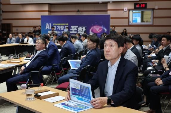 이강덕 포항시장은 12일 시청 대회의실에서 9월 확대간부회의를 주재하며 지역 경제를 활성화하기 위한 현안업무 추진에 총력을 다해줄 것을 강조했다.