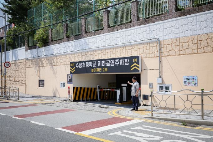 김창수 김해시의원, 원도심 주차난 해소, 학교 운동장에서 길을 엽시다